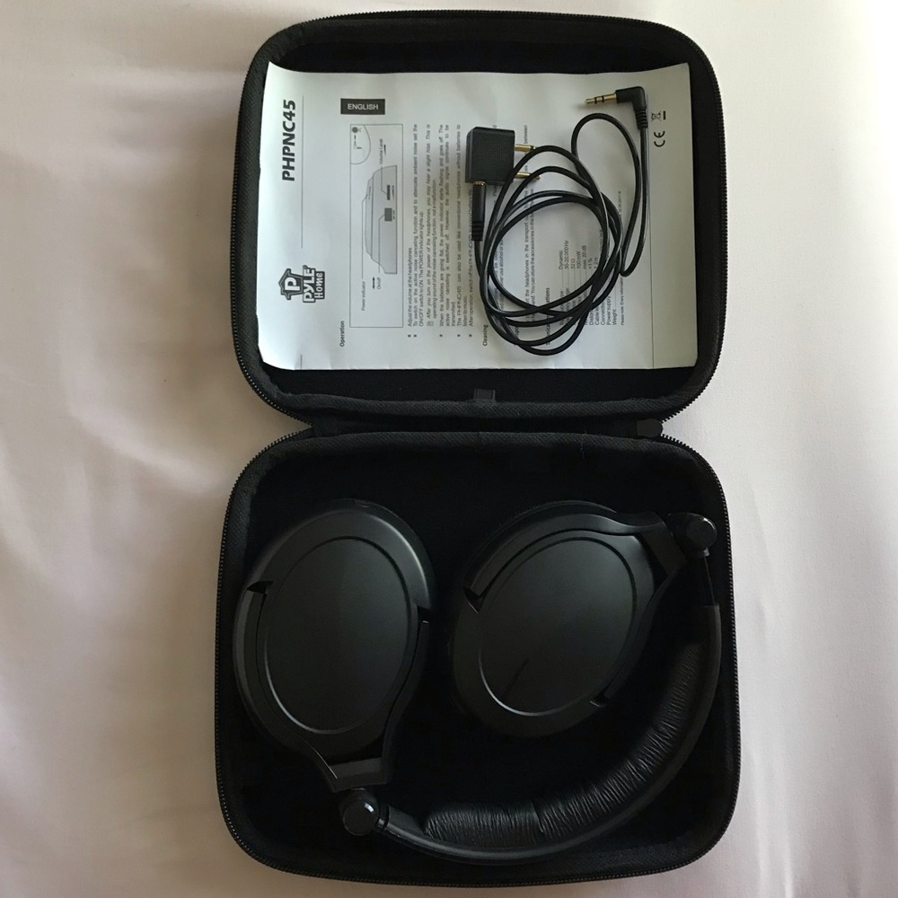 Noise cancelling headphones